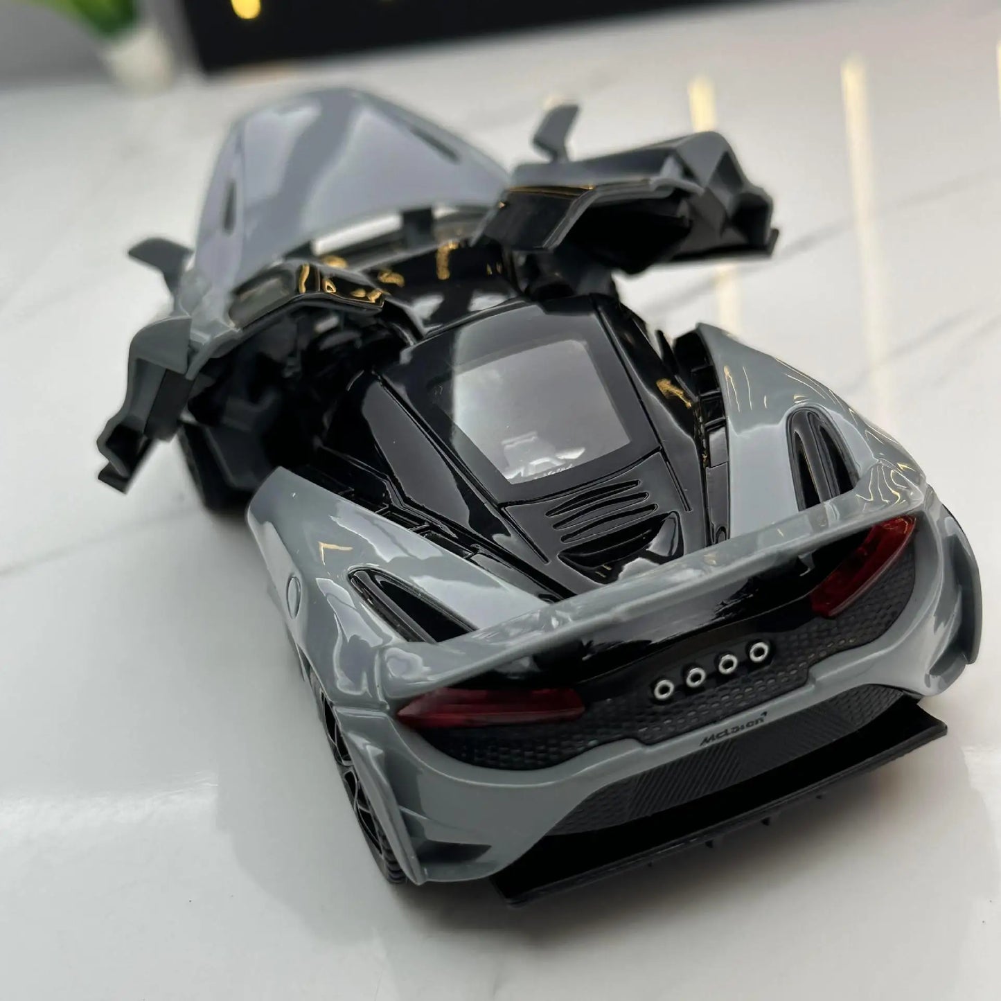 1:32 McLaren 765LT Diecast