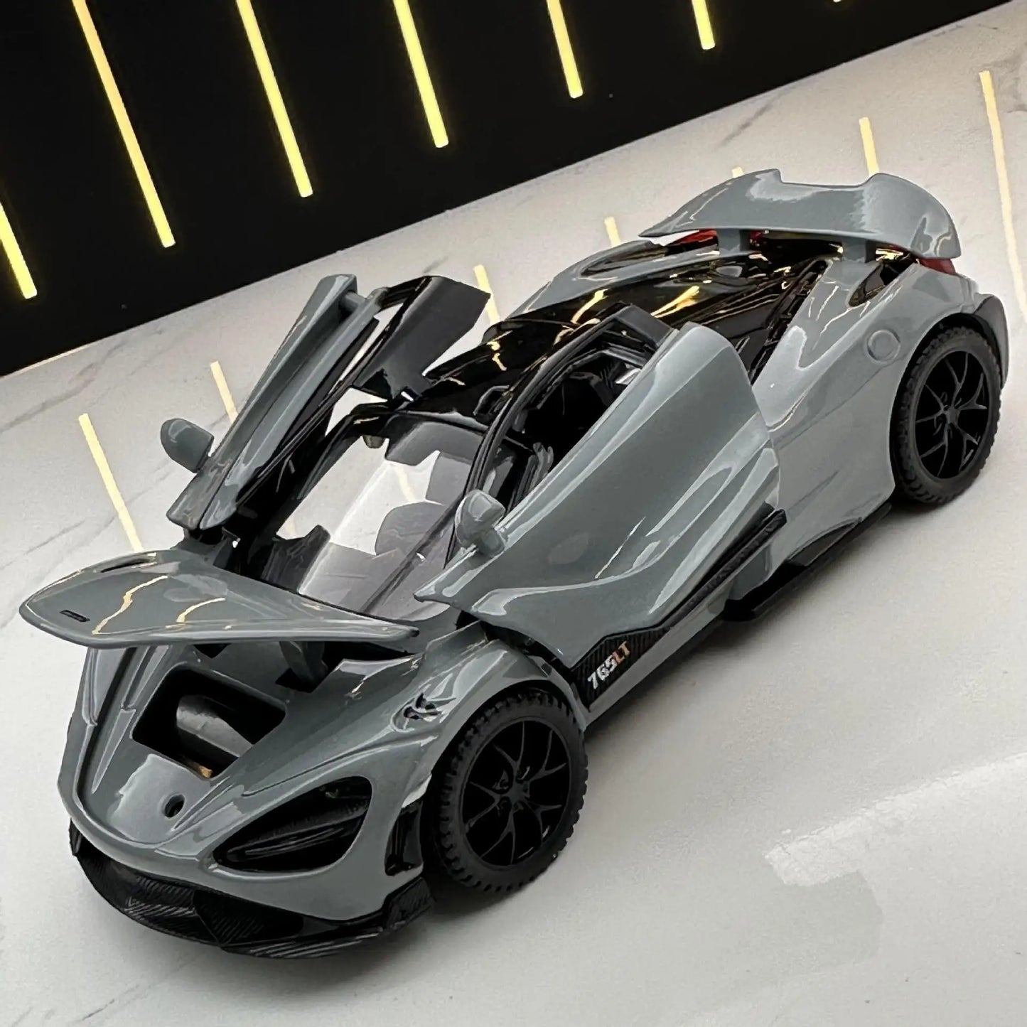 1:32 McLaren 765LT Diecast