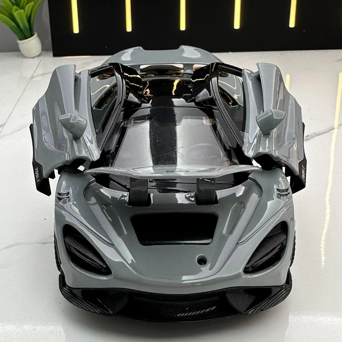 1:32 McLaren 765LT Diecast